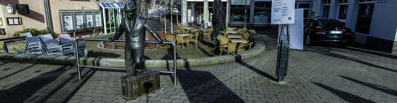 Statua dedicata all'emigrante che aspetta con le valigie