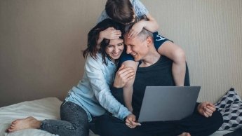 Famiglia con computer